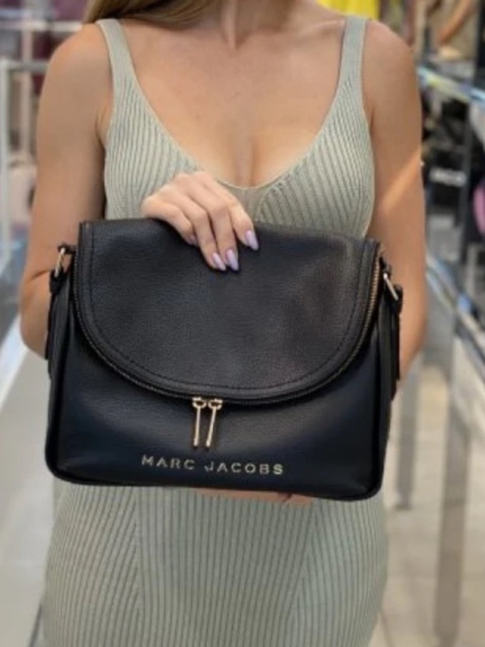 Marc Jacobs Black Leather Groove Shoulder Bag with Gold Hardware - Picture 2 of 9